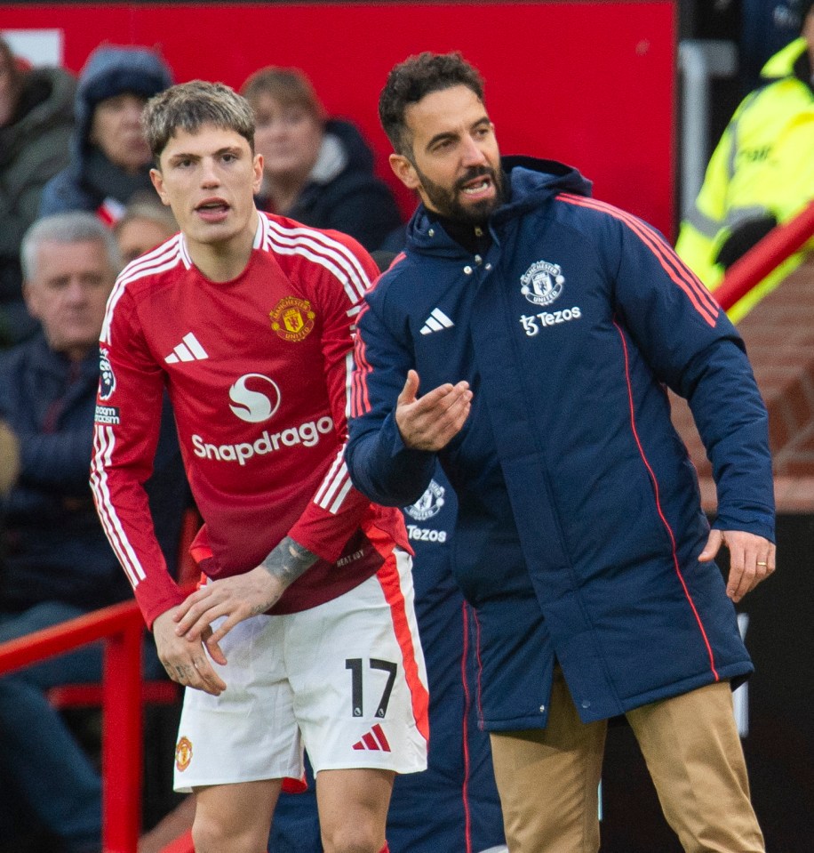 Man Utd transfer news LIVE: Saudi club 'set to make £100m Fernandes bid' Man Utd transfer news LIVE: Saudi club 'set to make £100m Fernandes bid'