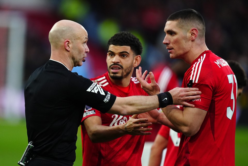 Moment Nottingham Forest fans 'try to bribe Anthony Taylor' during VAR check Moment Nottingham Forest fans 'try to bribe Anthony Taylor' during VAR check