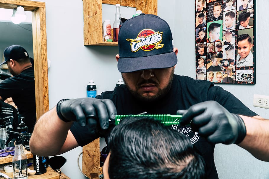 Chelsea fans LOVE Hazard’s reaction as he is pranked by barber with Spurs shirt Chelsea fans LOVE Hazard’s reaction as he is pranked by barber with Spurs shirt