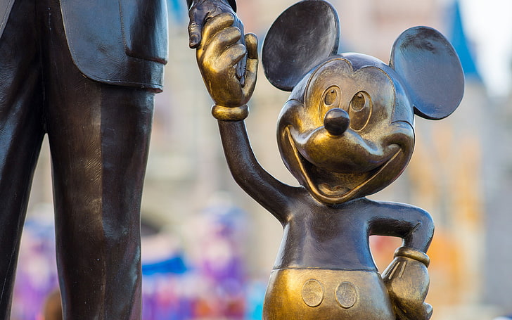 Meet the artist who creates Mickey Mouse statues for Real Madrid's stars Meet the artist who creates Mickey Mouse statues for Real Madrid's stars