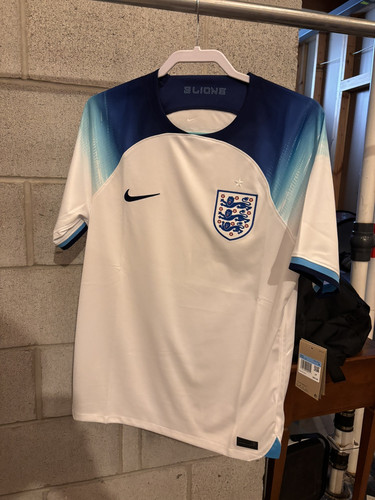 NWT – Nike England 2022/2023 Men’s Size Medium Home Soccer Jersey DN0687-101 NWT – Nike England 2022/2023 Men’s Size Medium Home Soccer Jersey DN0687-101