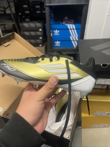 Studded Men Soccer Shoes Original Professional Ultralight Football Field Boots I Studded Men Soccer Shoes Original Professional Ultralight Football Field Boots I