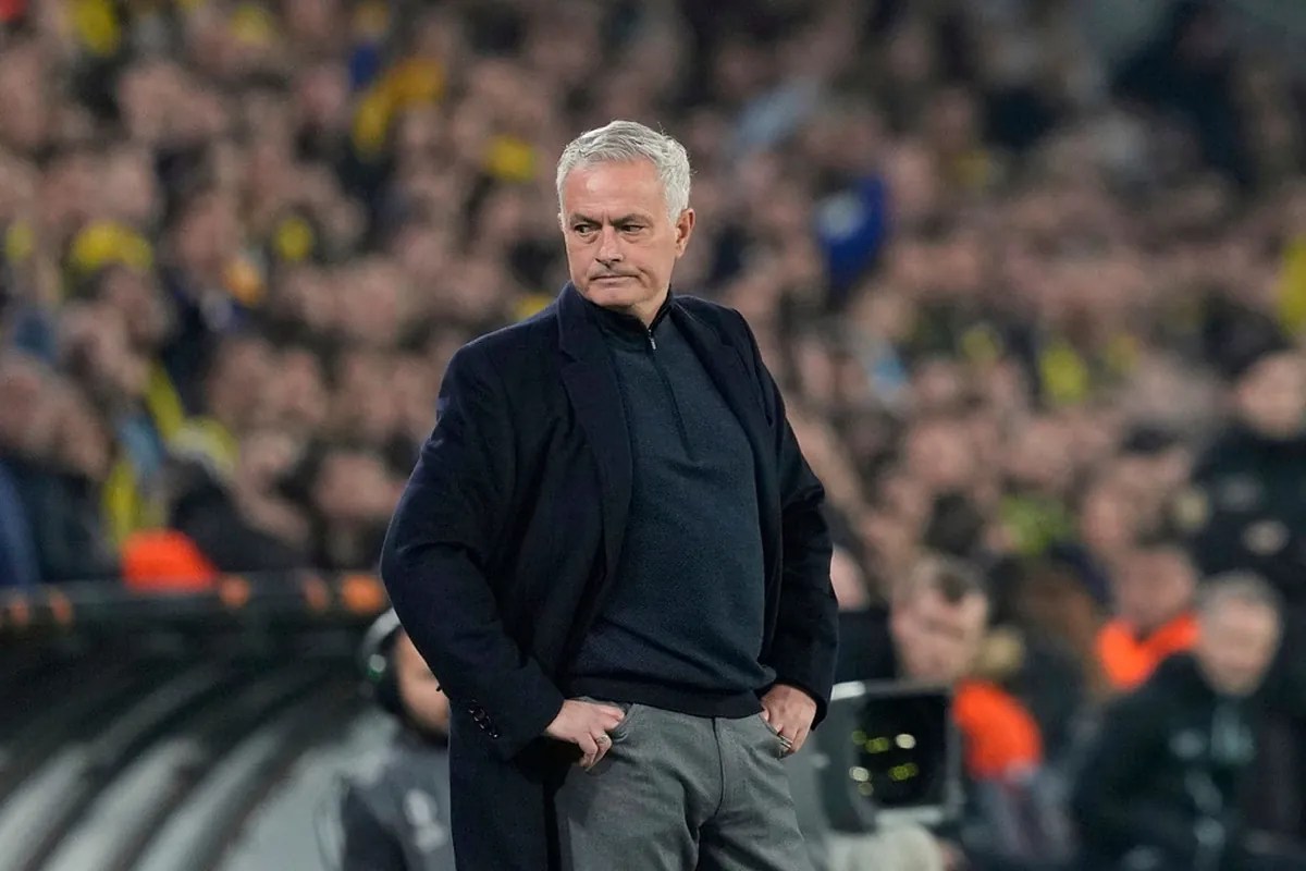 Jose Mourinho pinches the nose of Galatasaray boss Okan Buruk after defeat Jose Mourinho pinches the nose of Galatasaray boss Okan Buruk after defeat