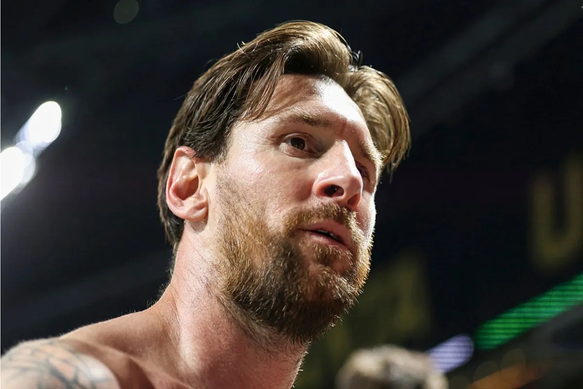 Messi received a punch on the back after unhinging his rival showing his experience Messi received a punch on the back after unhinging his rival showing his experience
