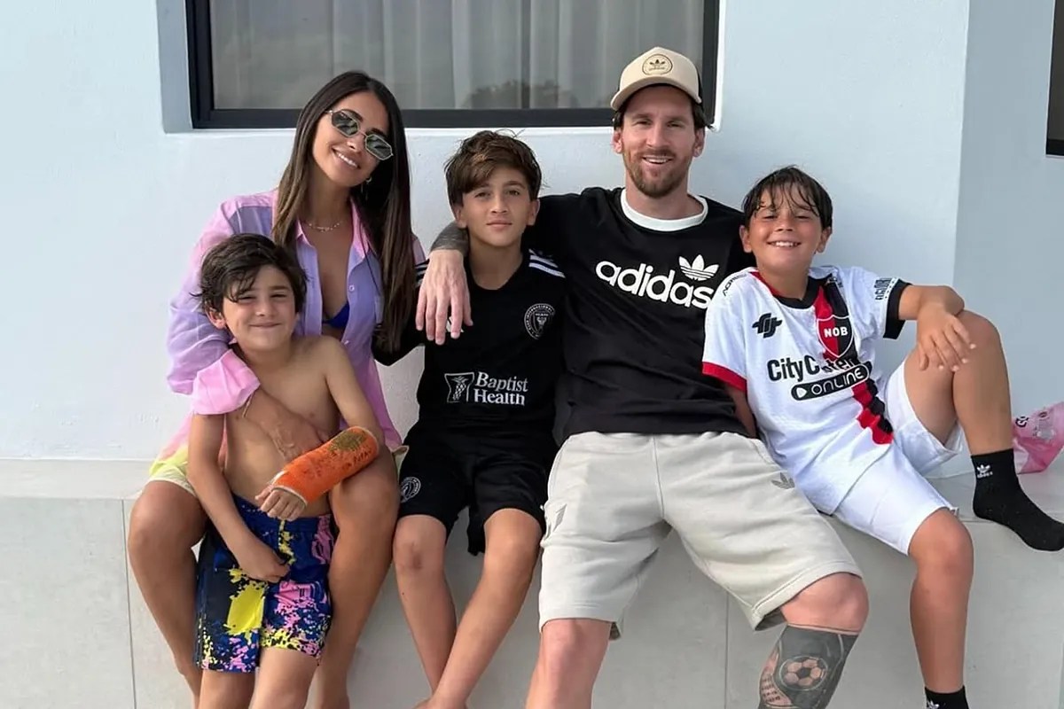 Messi makes the crowd go crazy at the Miami Open during the Novak Djokovic game Messi makes the crowd go crazy at the Miami Open during the Novak Djokovic game