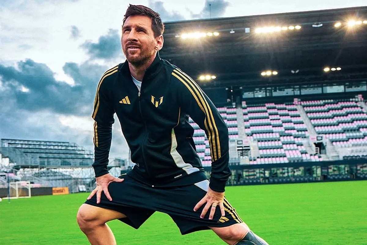 Lionel Messi breaks protocol and debuts a new look in true soccer superhero style Lionel Messi breaks protocol and debuts a new look in true soccer superhero style