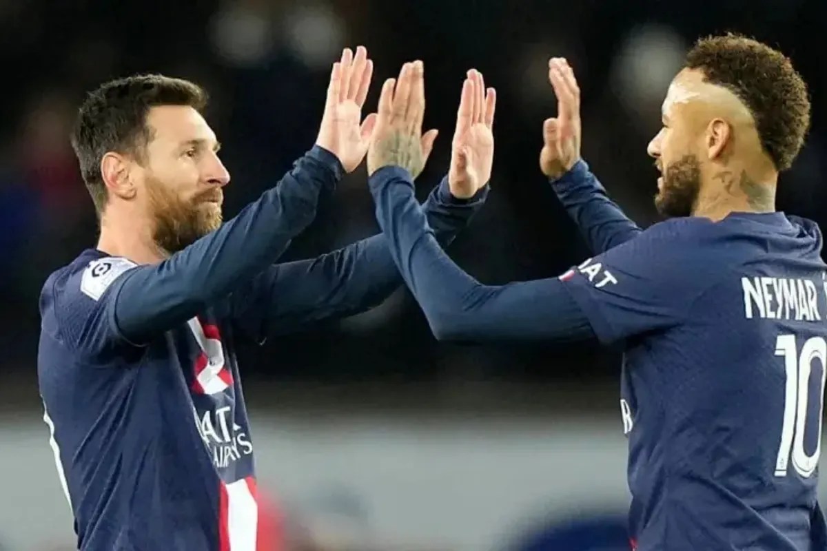 Neymar's future depends on a big offer: Father conditions his departure on matching Messi's salary Neymar's future depends on a big offer: Father conditions his departure on matching Messi's salary