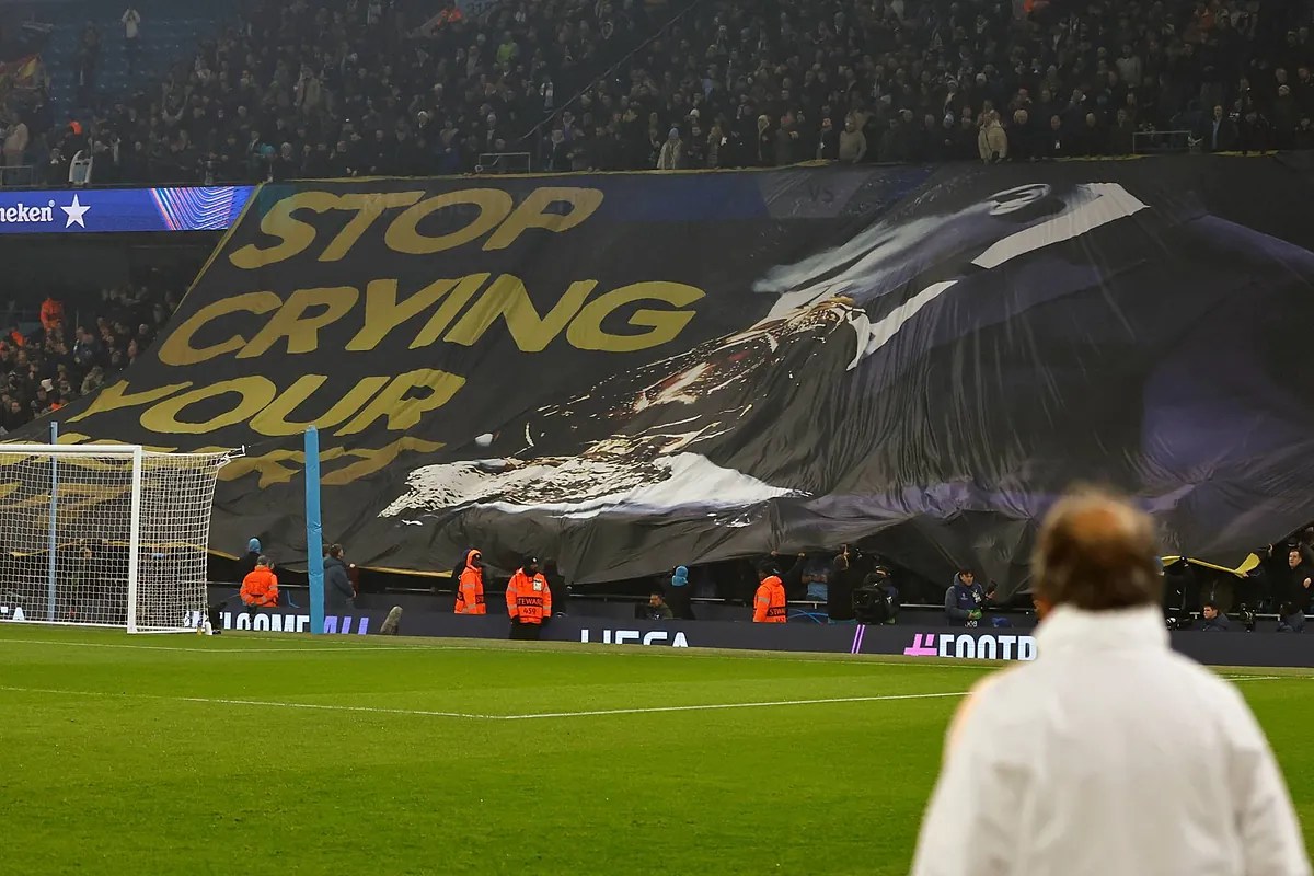 The message from the Manchester City fans to Vinicius… and a photo of Rodri kissing the Ballon d'Or The message from the Manchester City fans to Vinicius… and a photo of Rodri kissing the Ballon d'Or