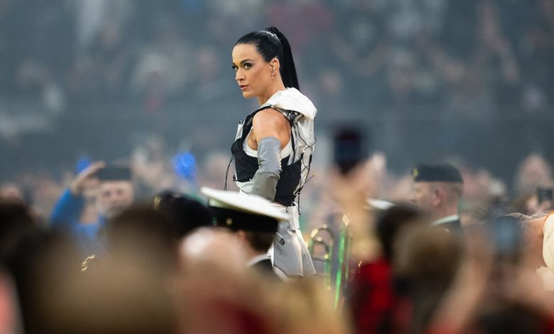 Katie Perry, an Australian designer, demands Katy Perry for the use of her name Katie Perry, an Australian designer, demands Katy Perry for the use of her name