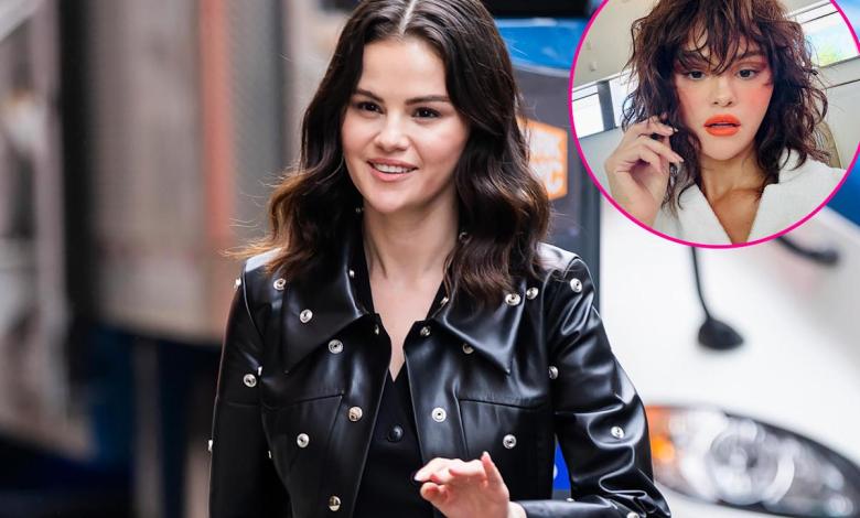 Selena Gomez experiences her look with a post -poster Selena Gomez experiences her look with a post -poster