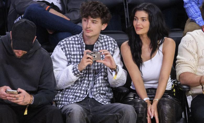 Kylie Jenner and Timothée Chalamet kiss while sitting next to the court in the Lakers game Kylie Jenner and Timothée Chalamet kiss while sitting next to the court in the Lakers game
