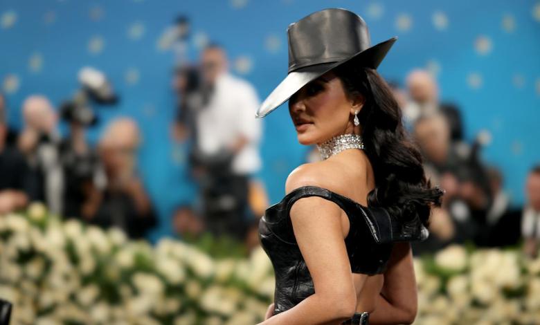 Kim Kardashian almost shows more with his back neckline in his leather look of the Met 2025 gala Kim Kardashian almost shows more with his back neckline in his leather look of the Met 2025 gala