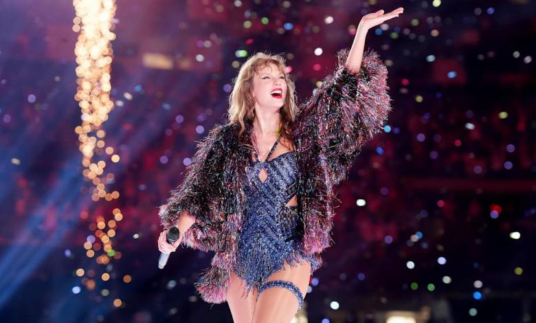 Did the ‘eras tour’ bracelets of Taylor Swift really illuminated after acquired the original recordings? Theory explained Did the ‘eras tour’ bracelets of Taylor Swift really illuminated after acquired the original recordings? Theory explained