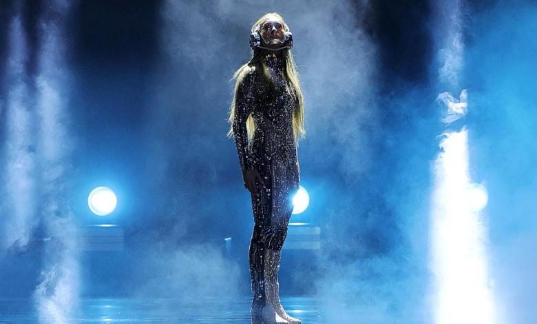 Jennifer Lopez kisses dancers during the performance at the Amas 2025 after injuring his face in the trial Jennifer Lopez kisses dancers during the performance at the Amas 2025 after injuring his face in the trial