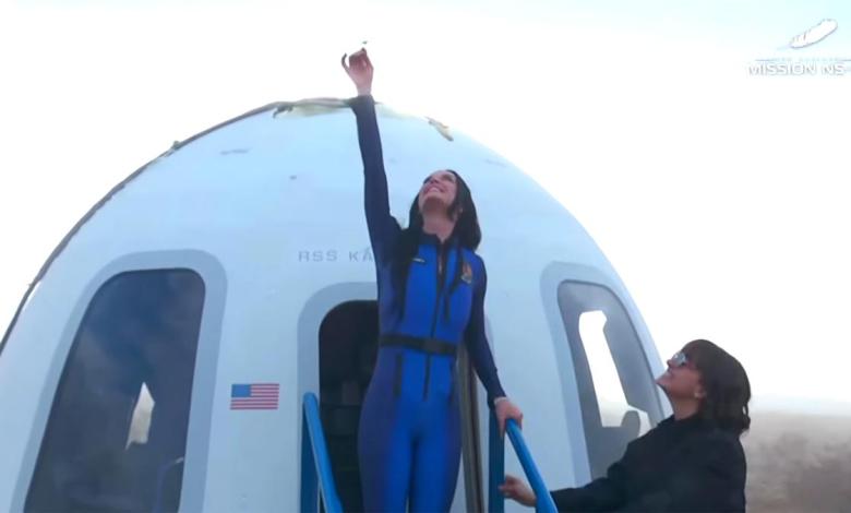 Katy Perry officially takes off with a female crew to space, kisses the ground when returning Katy Perry officially takes off with a female crew to space, kisses the ground when returning