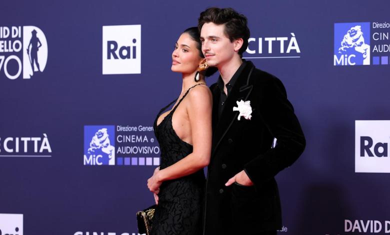 Kylie Jenner sweetly helped Timothée Chalamet to fix her suit before the official debut on the red carpet Kylie Jenner sweetly helped Timothée Chalamet to fix her suit before the official debut on the red carpet