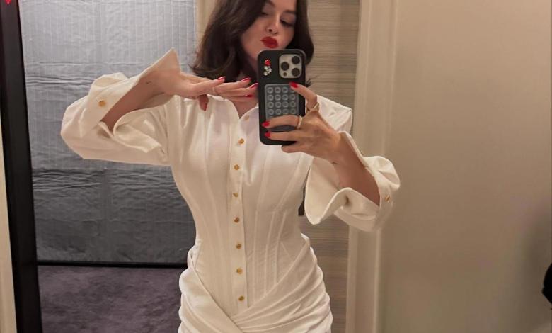 Selena Gomez beautifies her completely white outfit with red touches Selena Gomez beautifies her completely white outfit with red touches