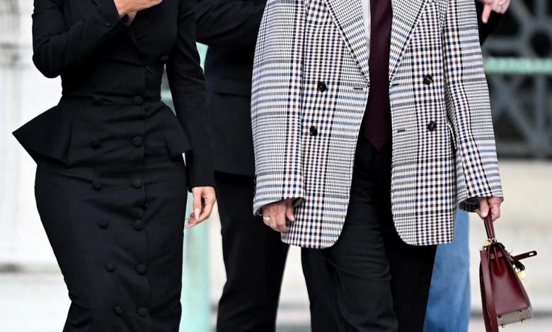 Kim Kardashian dazzles with diamonds of $ 7 million and 9 meters of feathers during the trial in Paris Kim Kardashian dazzles with diamonds of $ 7 million and 9 meters of feathers during the trial in Paris