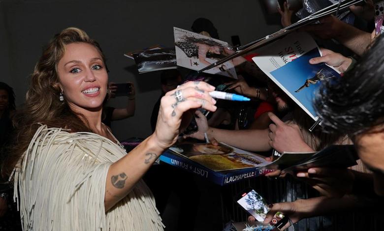 Miley Cyrus responds to frustrated interrundants with a surprise performance at the Tribeca festival Miley Cyrus responds to frustrated interrundants with a surprise performance at the Tribeca festival