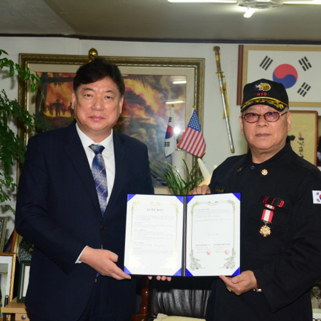 (사)청목평화동지회, 매일매일명사특강㈜ 군장병 위문공연 위문품 후원 협약식 가져 (사)청목평화동지회, 매일매일명사특강㈜ 군장병 위문공연 위문품 후원 협약식 가져