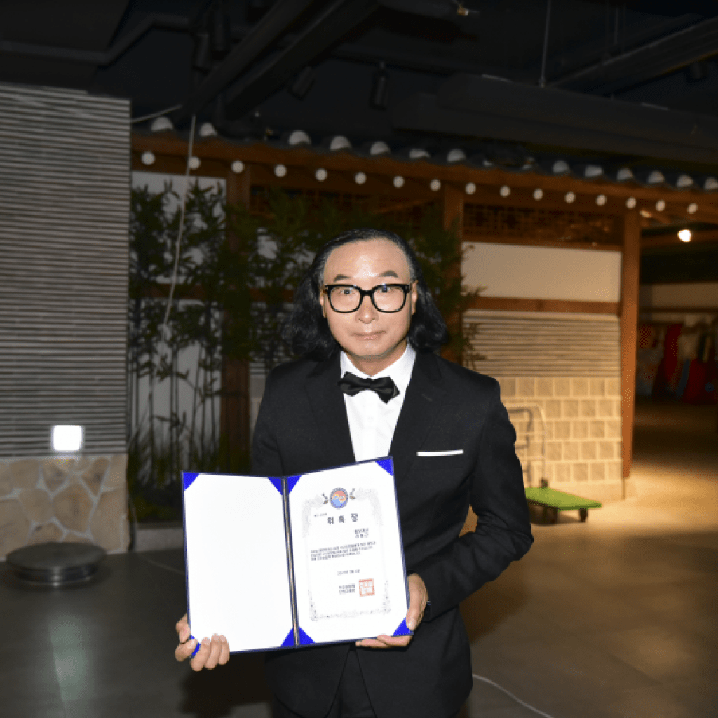 군 공연단 ‘전우와함께’, 코미디언 라동근, 가수 연시은씨 홍보대사로 위촉 군 공연단 ‘전우와함께’, 코미디언 라동근, 가수 연시은씨 홍보대사로 위촉