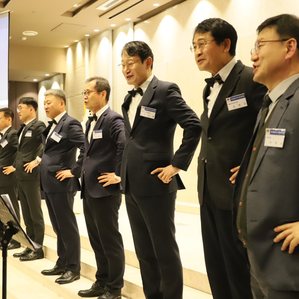 어울림합창단 2023 육군학사장교 13기 정기총회 및 송년의 밤서 앵콜 연발 어울림합창단 2023 육군학사장교 13기 정기총회 및 송년의 밤서 앵콜 연발