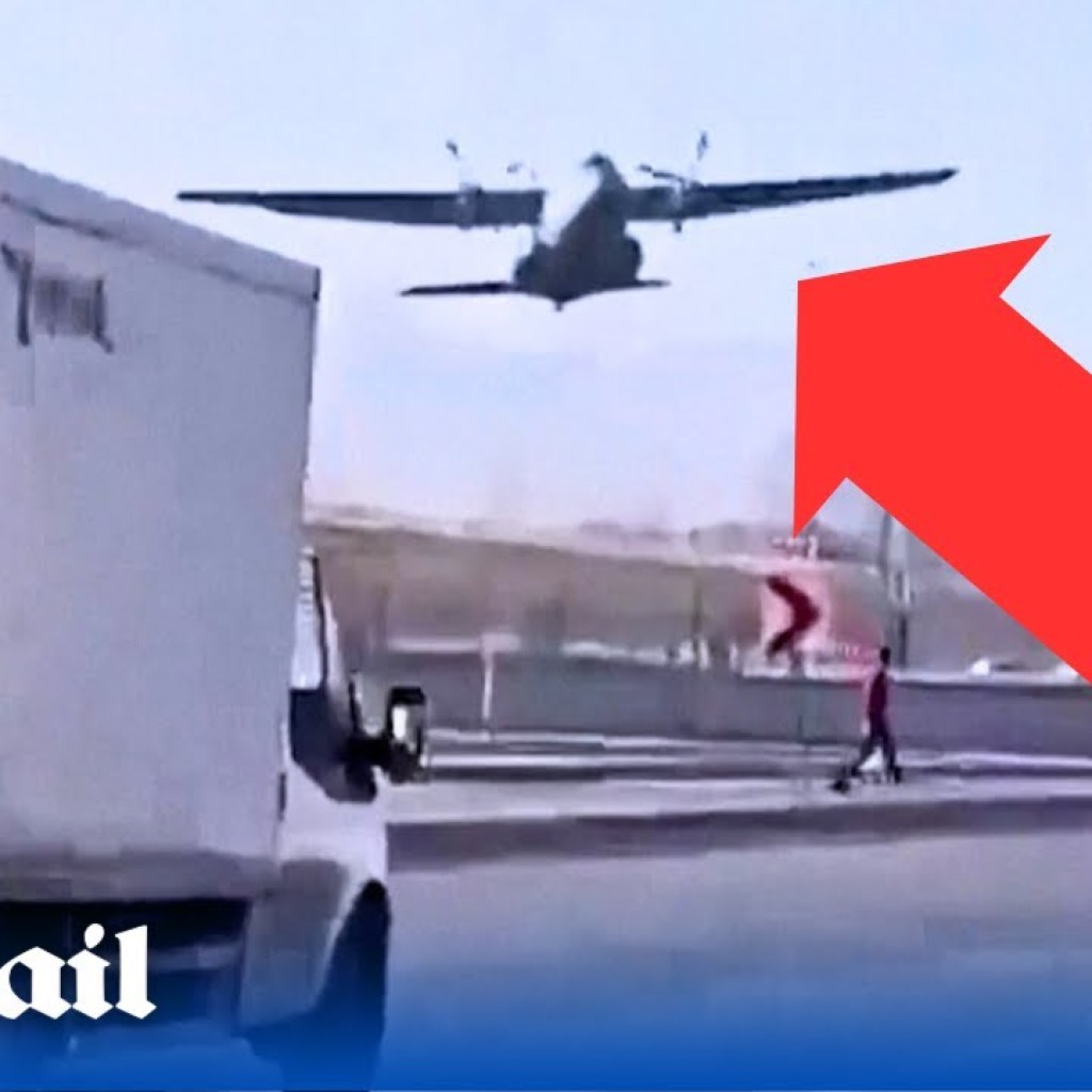 Turkish military plane low pass over van and stadium during emergency landing Turkish military plane low pass over van and stadium during emergency landing