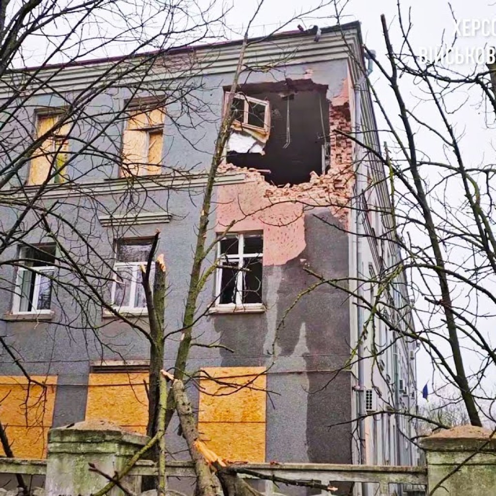 the Russian army continues to attack Kherson. A medical facility came under fire the Russian army continues to attack Kherson. A medical facility came under fire