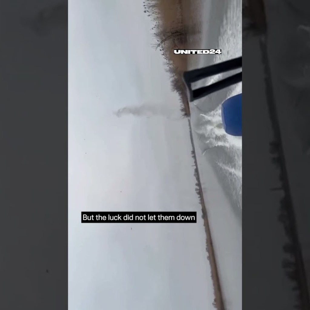 While carrying out a combat mission on Dnipro river, Ukrainian soldiers come under artillery fire While carrying out a combat mission on Dnipro river, Ukrainian soldiers come under artillery fire