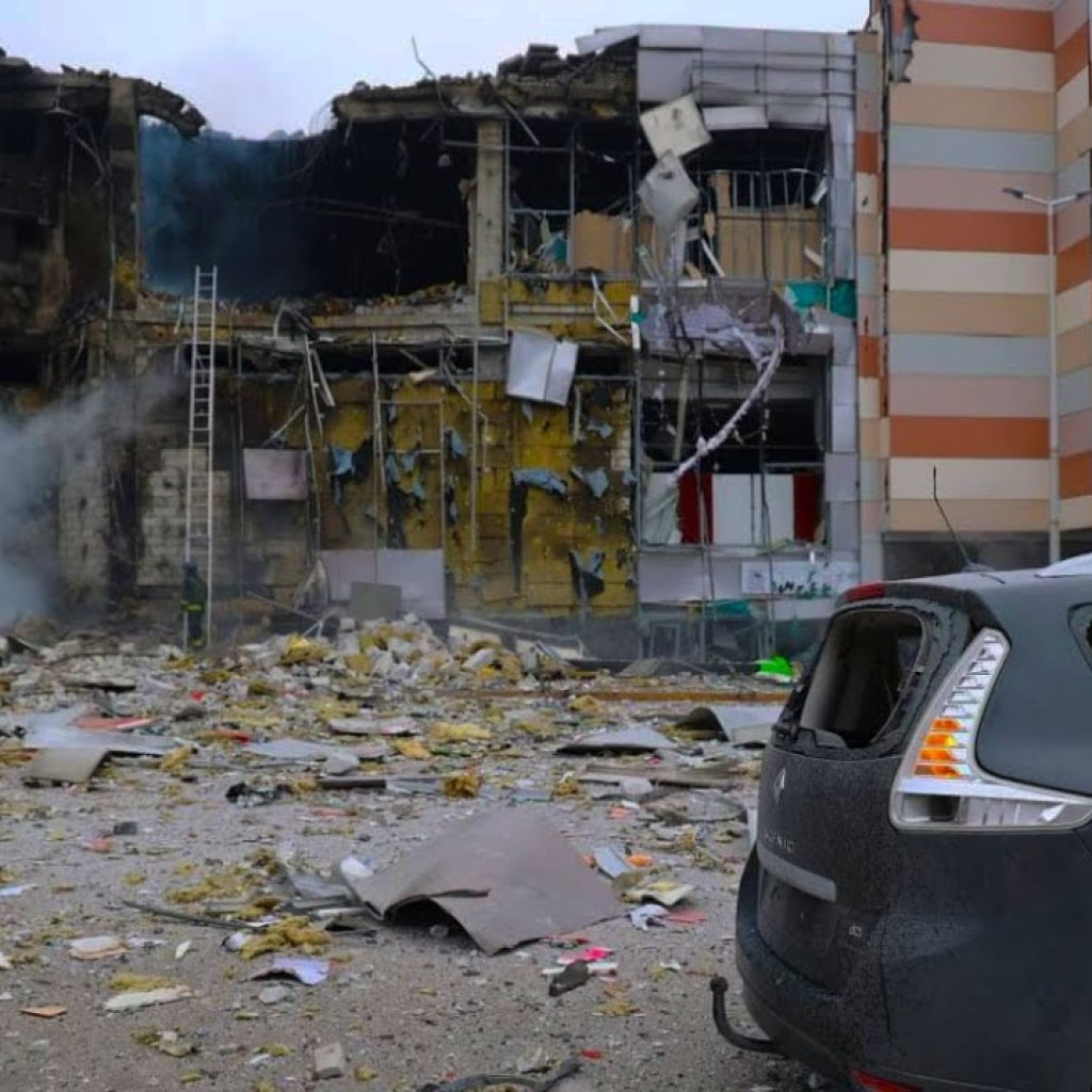 Dnipro: as a result of rocket hits and falling debris, people died, more than 20 were injured Dnipro: as a result of rocket hits and falling debris, people died, more than 20 were injured