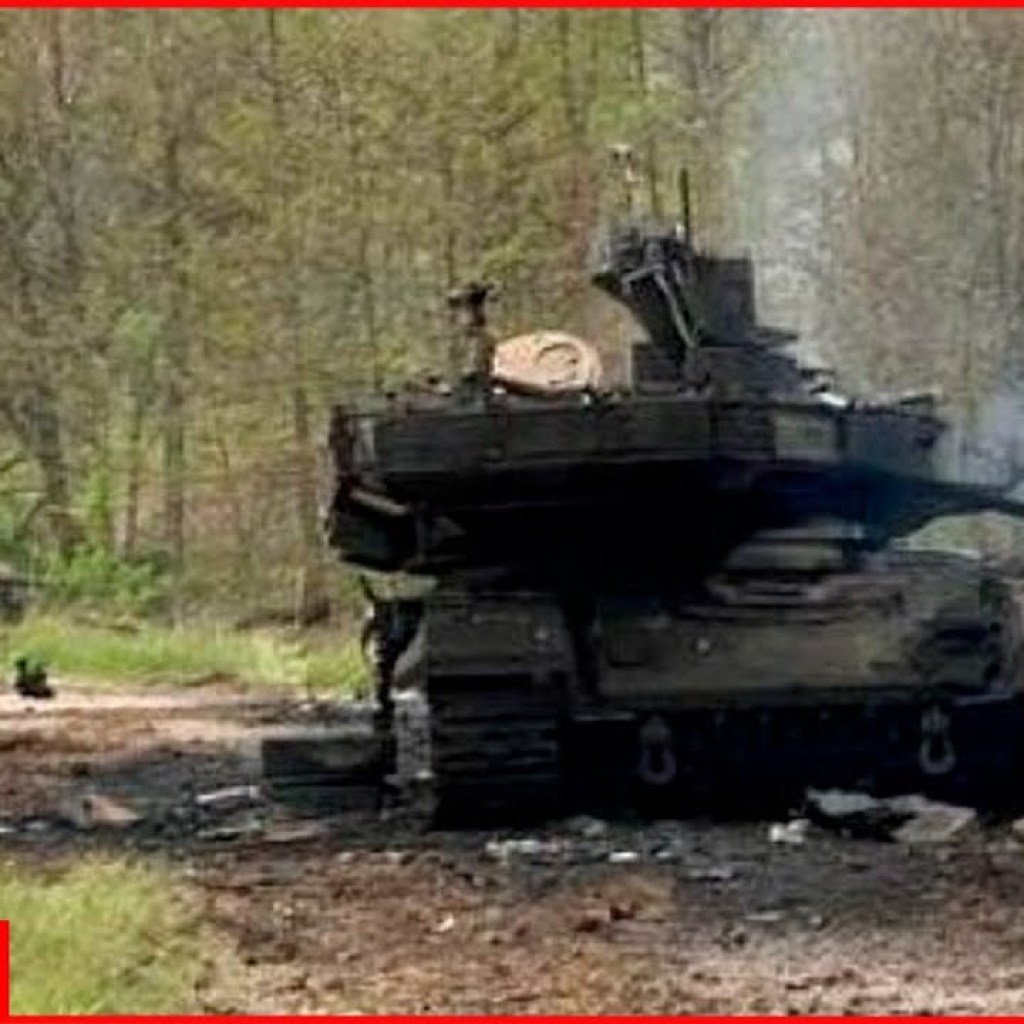 Ukrainian troops destroy Russian T-90 tank using a handheld grenade launcher Ukrainian troops destroy Russian T-90 tank using a handheld grenade launcher