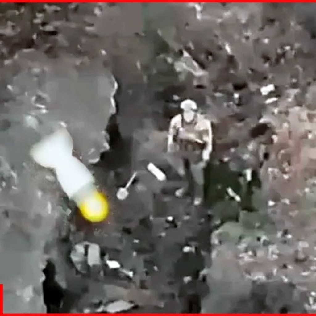 Russian soldier makes unsuccessful attempt to throw out grenade dropped from Ukrainian drone Russian soldier makes unsuccessful attempt to throw out grenade dropped from Ukrainian drone