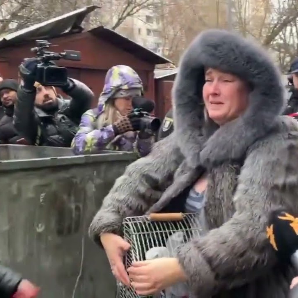 The moment of meeting the hostess with her pets and sincere words of gratitude to the firefighters The moment of meeting the hostess with her pets and sincere words of gratitude to the firefighters