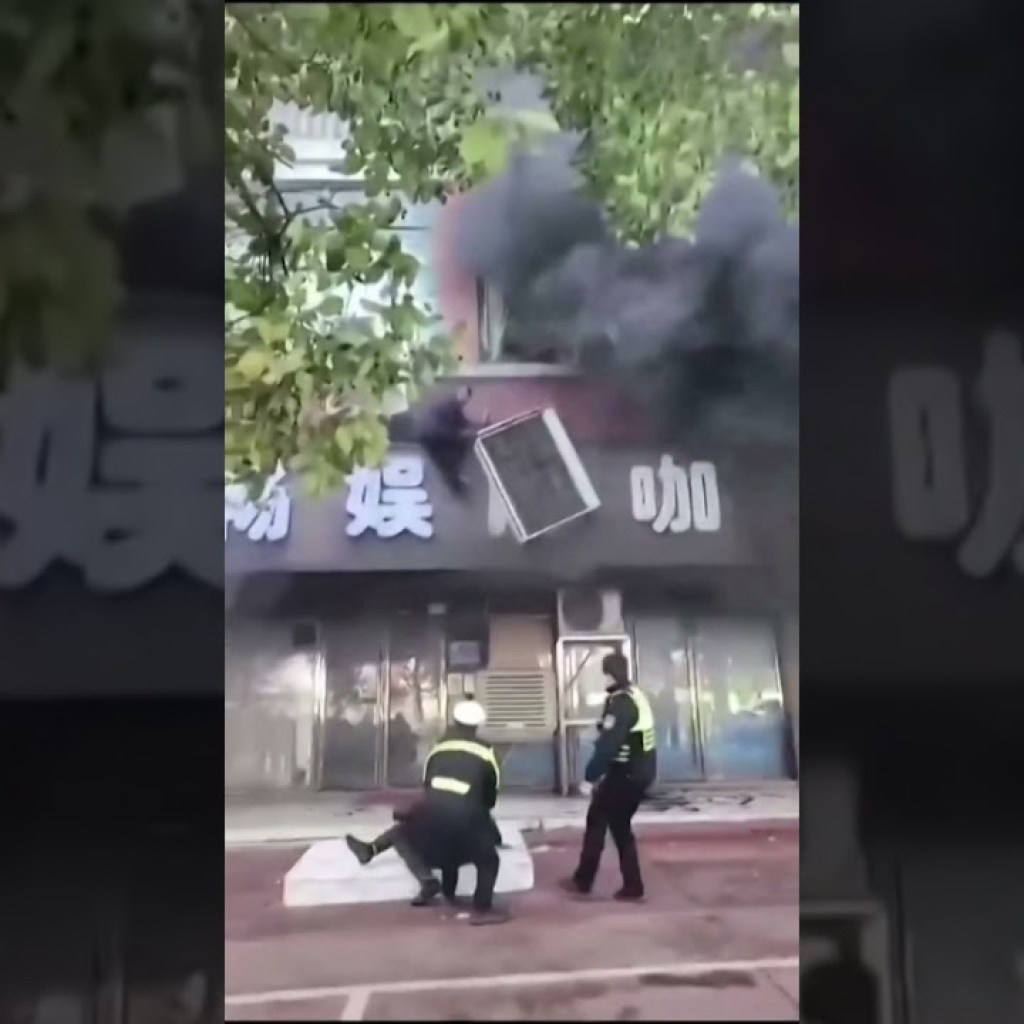 People climb out of windows to escape shop fire in China’s Jiangxi province People climb out of windows to escape shop fire in China’s Jiangxi province