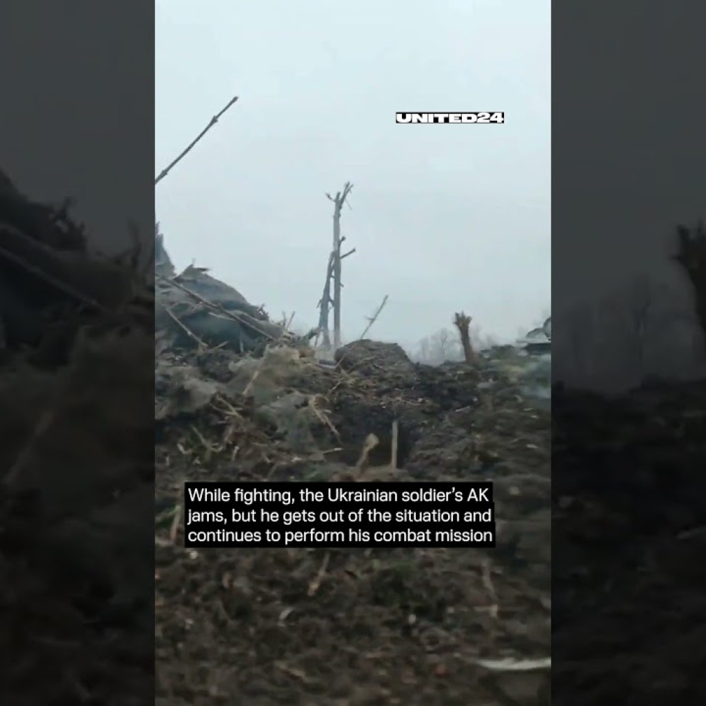While fighting, the Ukrainian soldier’s AK jams, but he gets out of the situation #shorts While fighting, the Ukrainian soldier’s AK jams, but he gets out of the situation #shorts