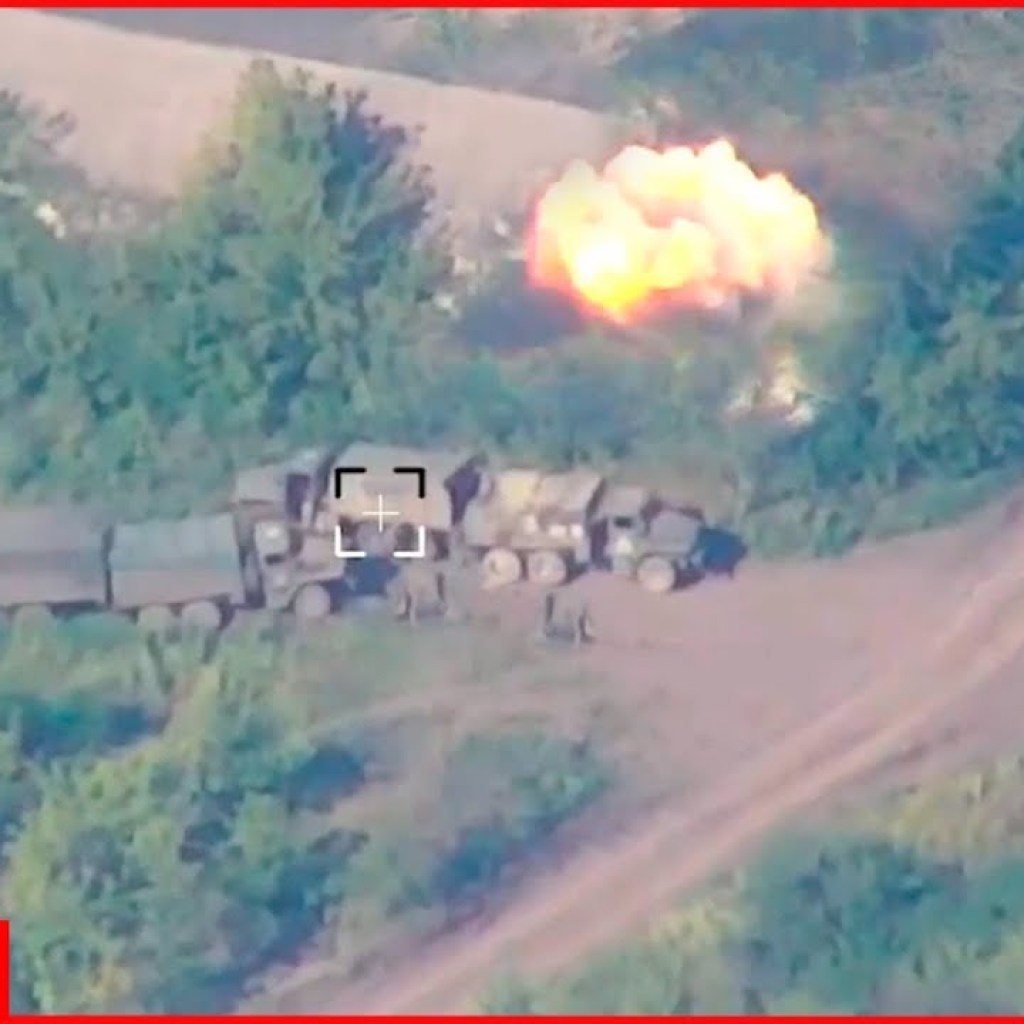 The Ukrainian army sent a “gift” to Russian trucks full of ammunition with HIMARS The Ukrainian army sent a “gift” to Russian trucks full of ammunition with HIMARS