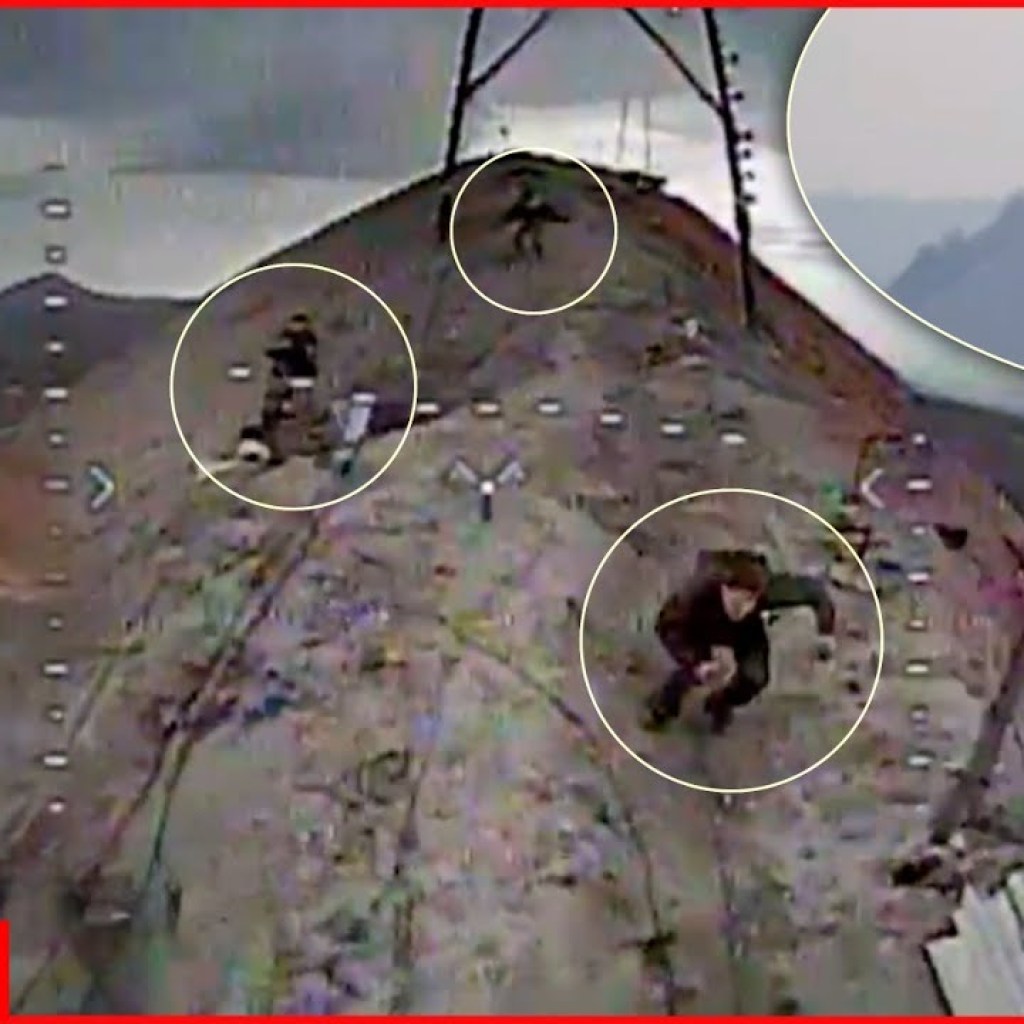 Moment invaders flee after seeing drone -“Azov” fighters attack Russian communicators with a drone Moment invaders flee after seeing drone -“Azov” fighters attack Russian communicators with a drone