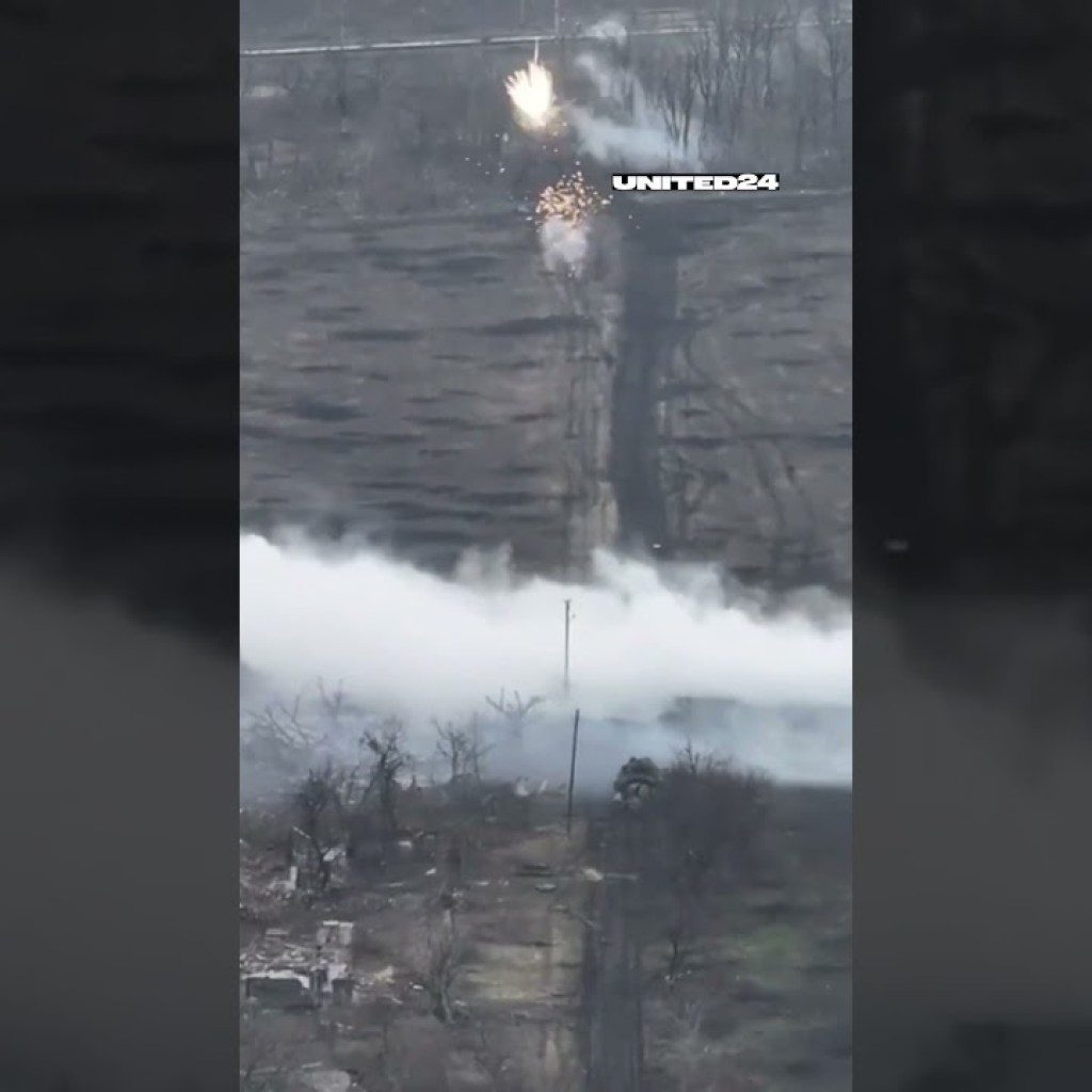 American-made Bradley IFV covers infantry and suppresses Russian positions #warinukraine #shorts American-made Bradley IFV covers infantry and suppresses Russian positions #warinukraine #shorts