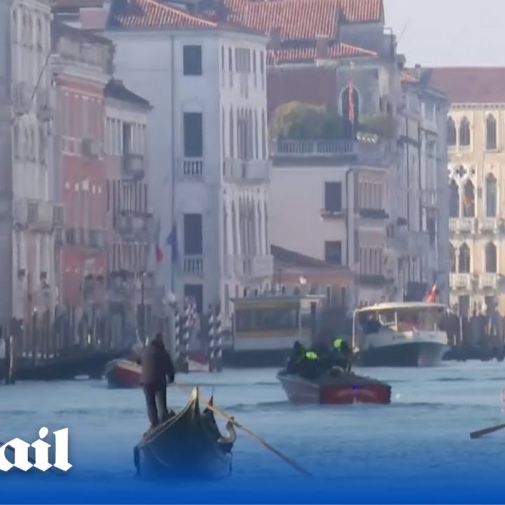LIVE: Carnival boat parade takes place on the Venice Grand Canal LIVE: Carnival boat parade takes place on the Venice Grand Canal