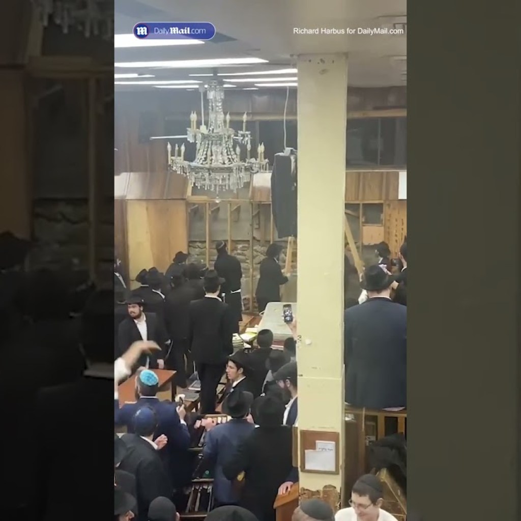 Orthodox jews uncover secret tunnel inside New York synagogue Orthodox jews uncover secret tunnel inside New York synagogue