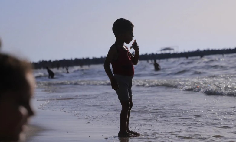 For Palestinians, a day on the beach is a matter of far from war For Palestinians, a day on the beach is a matter of far from war