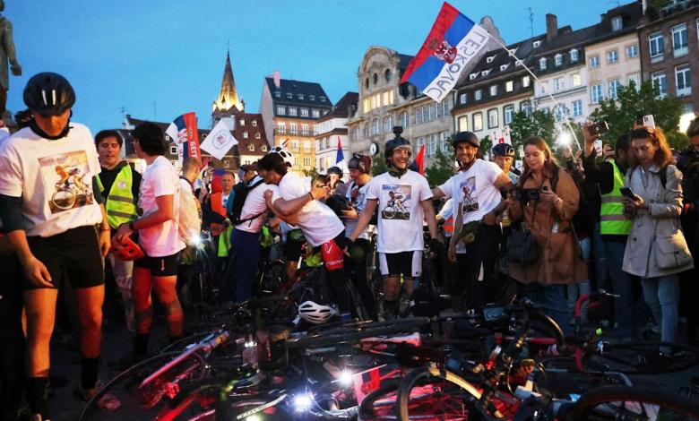Serbian students ride bicycles for hundreds of miles, bringing their dissatisfaction to the EU Serbian students ride bicycles for hundreds of miles, bringing their dissatisfaction to the EU