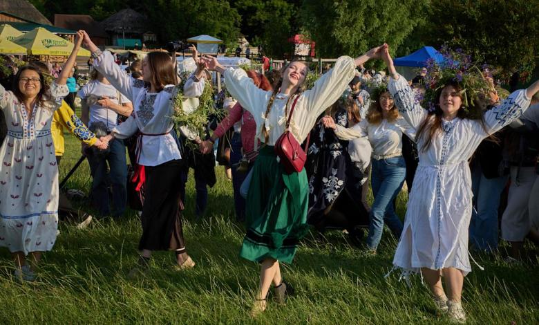 Ukrainians celebrate midsummer tradition with songs, dances and fire Ukrainians celebrate midsummer tradition with songs, dances and fire