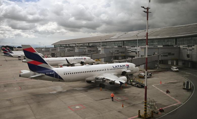 Venezuela suspends flights from Colombia after arresting 'mercenaries' Venezuela suspends flights from Colombia after arresting 'mercenaries'