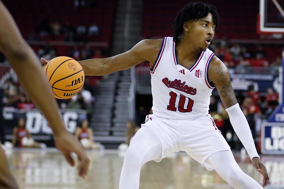 Fresno State suspends 2 players, removes another amid gambling investigation, according to report Fresno State suspends 2 players, removes another amid gambling investigation, according to report