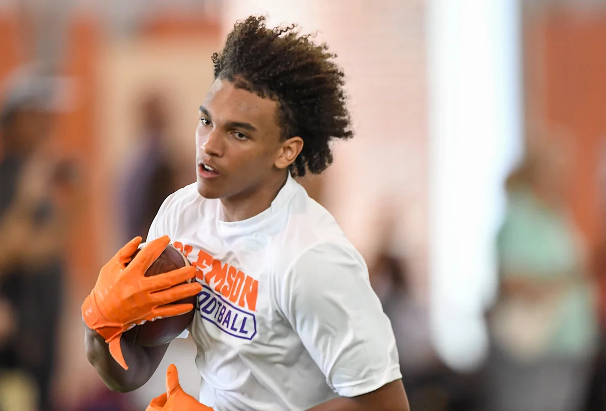 The Georgia Bulldogs were predicted to land a 5-star offensive weapon with unreal mismatch upside against an elite offer list The Georgia Bulldogs were predicted to land a 5-star offensive weapon with unreal mismatch upside against an elite offer list