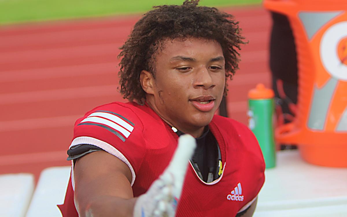 Tavares LB Izayia Williams commits to Gators, but no NIL deal in place Tavares LB Izayia Williams commits to Gators, but no NIL deal in place