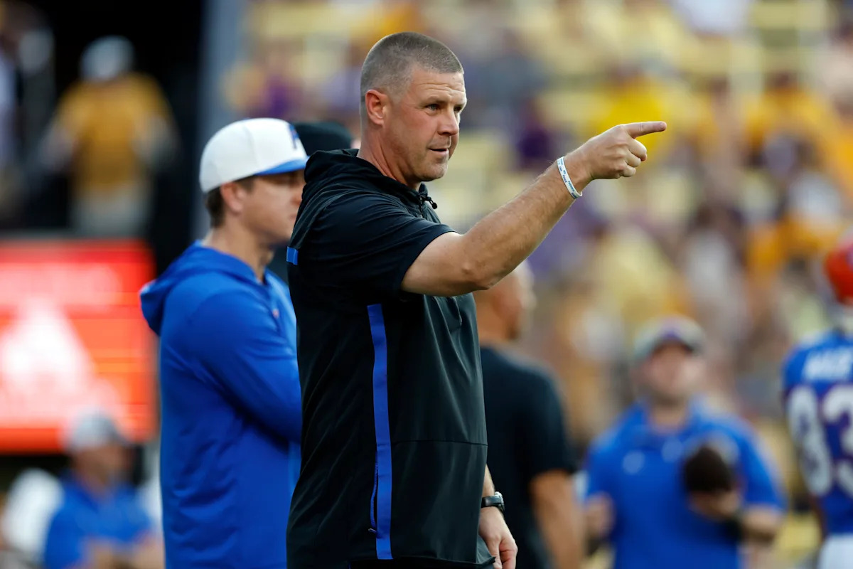 LSU, Florida players get into multiple scuffles before kickoff, drawing pregame flags on both teams LSU, Florida players get into multiple scuffles before kickoff, drawing pregame flags on both teams