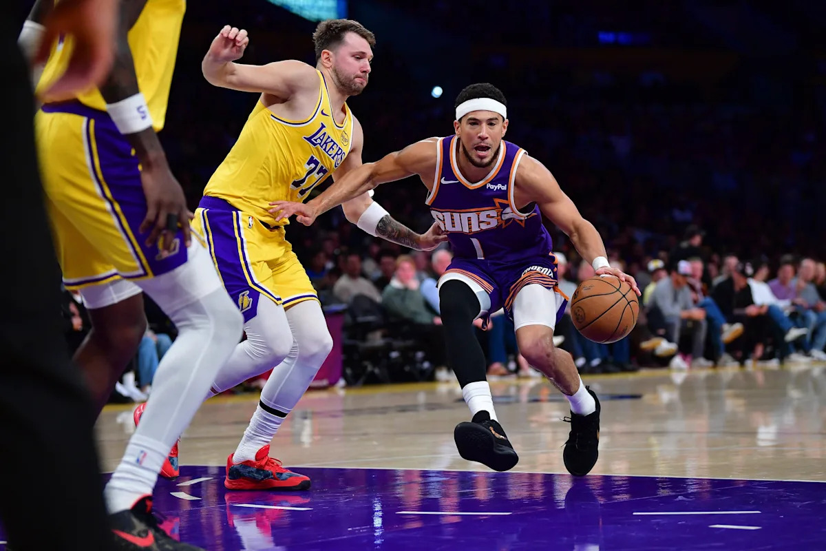 Suns star Devin Booker leaves dominant win over Lakers early with groin injury Suns star Devin Booker leaves dominant win over Lakers early with groin injury