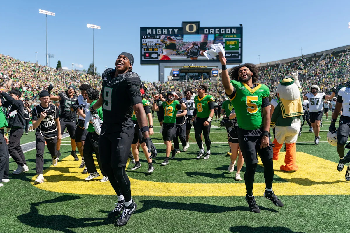 ‘We’re all rolling together;’ Dante Moore sparks crowd at spring game ‘We’re all rolling together;’ Dante Moore sparks crowd at spring game